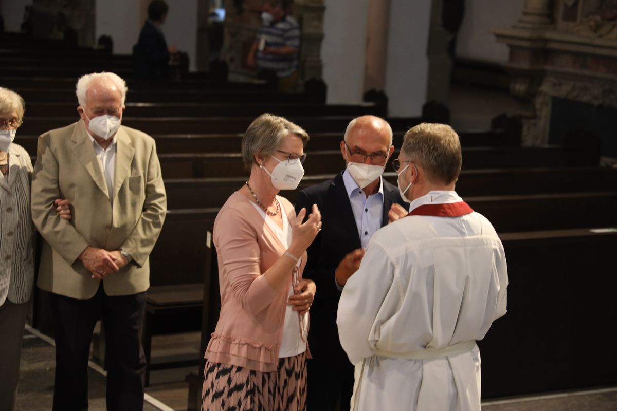 Generalvikar Dr. Jürgen Vorndran feierte am Dienstagabend, 29. Juni, einen Dankgottesdienst mit Ehejubilaren, die 2020 oder 2021 silberne Hochzeit feiern. Im Anschluss hatten die Ehepaare Gelegenheit, sich segnen zu lassen.