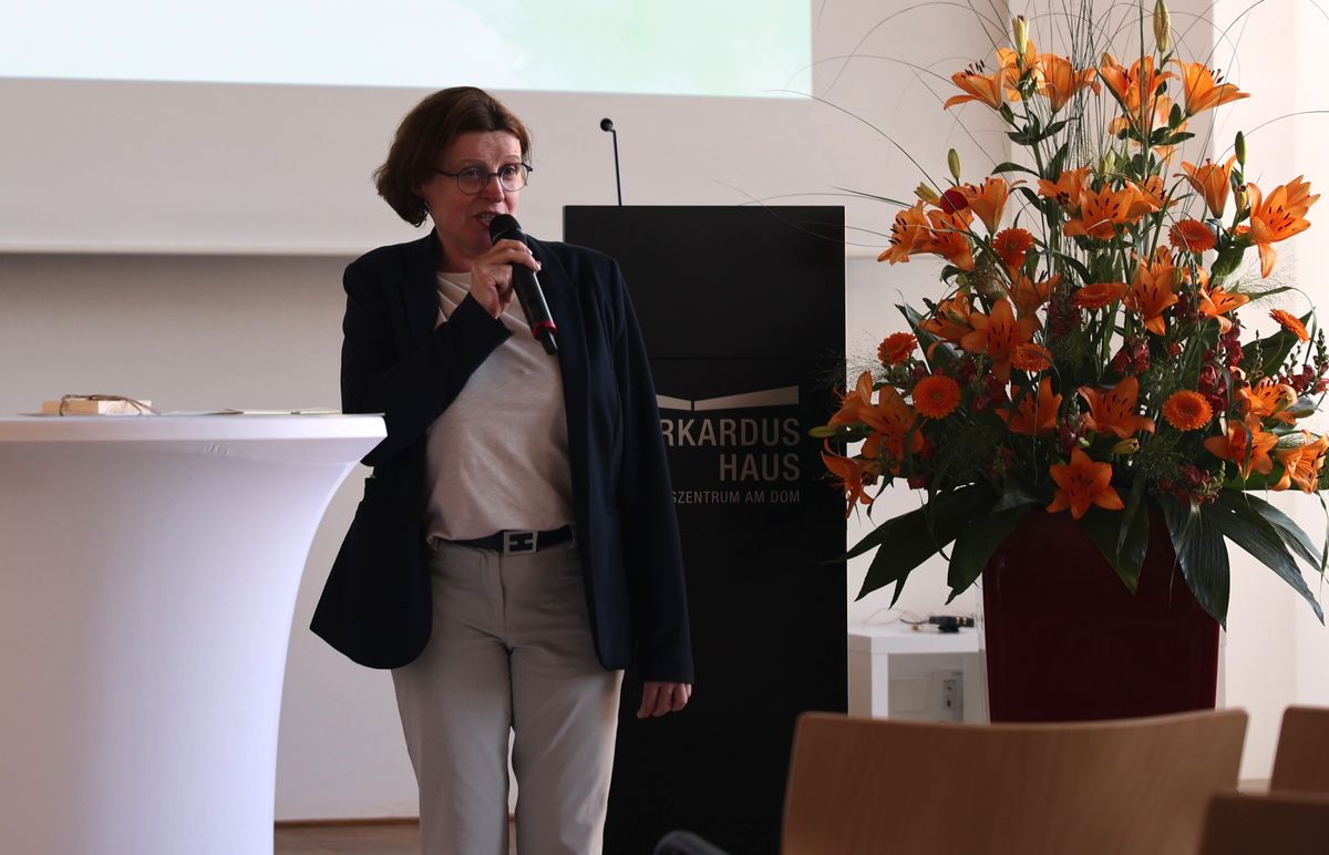 Gemeindereferentiin Roswitha Schumann, Diözesanreferentin für die Gemeindeassistent(inn)en und -referent(inn)en. Gemeindereferentiin Roswitha Schumann, Diözesanreferentin für die Gemeindeassistent(inn)en und -referent(inn)en.