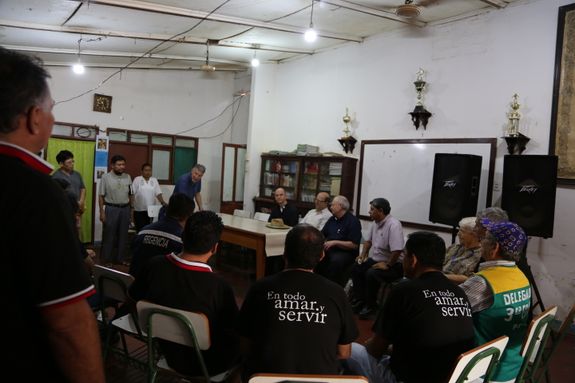 Die Gefangenen informieren die Delegation über ihre Situation. Die Gefangenen informieren die Delegation über ihre Situation.