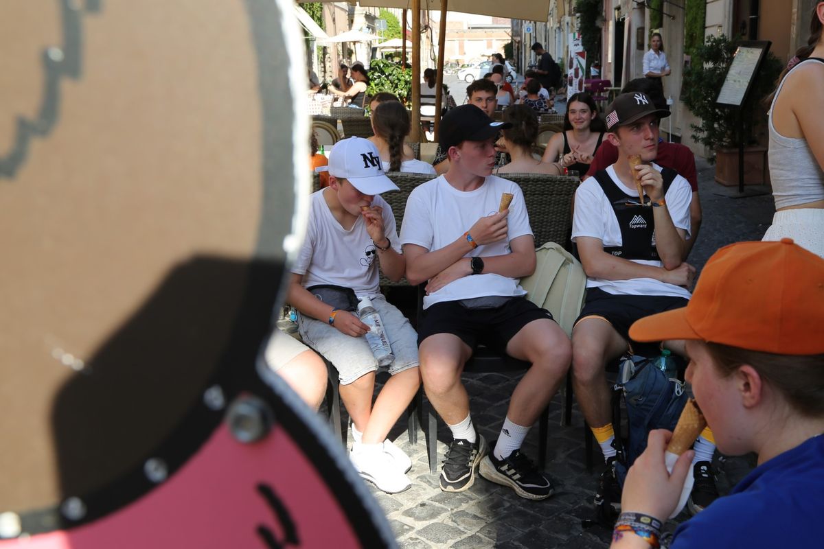 Während die Jugendlichen ihr EIs essen, entstehen Gespräche – auch mit dem Bischof. Während die Jugendlichen ihr EIs essen, entstehen Gespräche – auch mit dem Bischof.