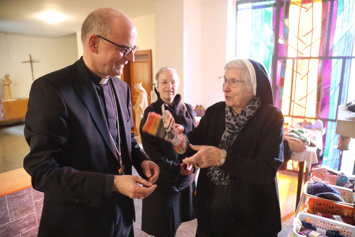 Ohne ein paar selbst gestrickter Socken verlässt niemand das Kloster, auch Bischof Dr. Franz Jung nicht. Ohne ein paar selbst gestrickter Socken verlässt niemand das Kloster, auch Bischof Dr. Franz Jung nicht.