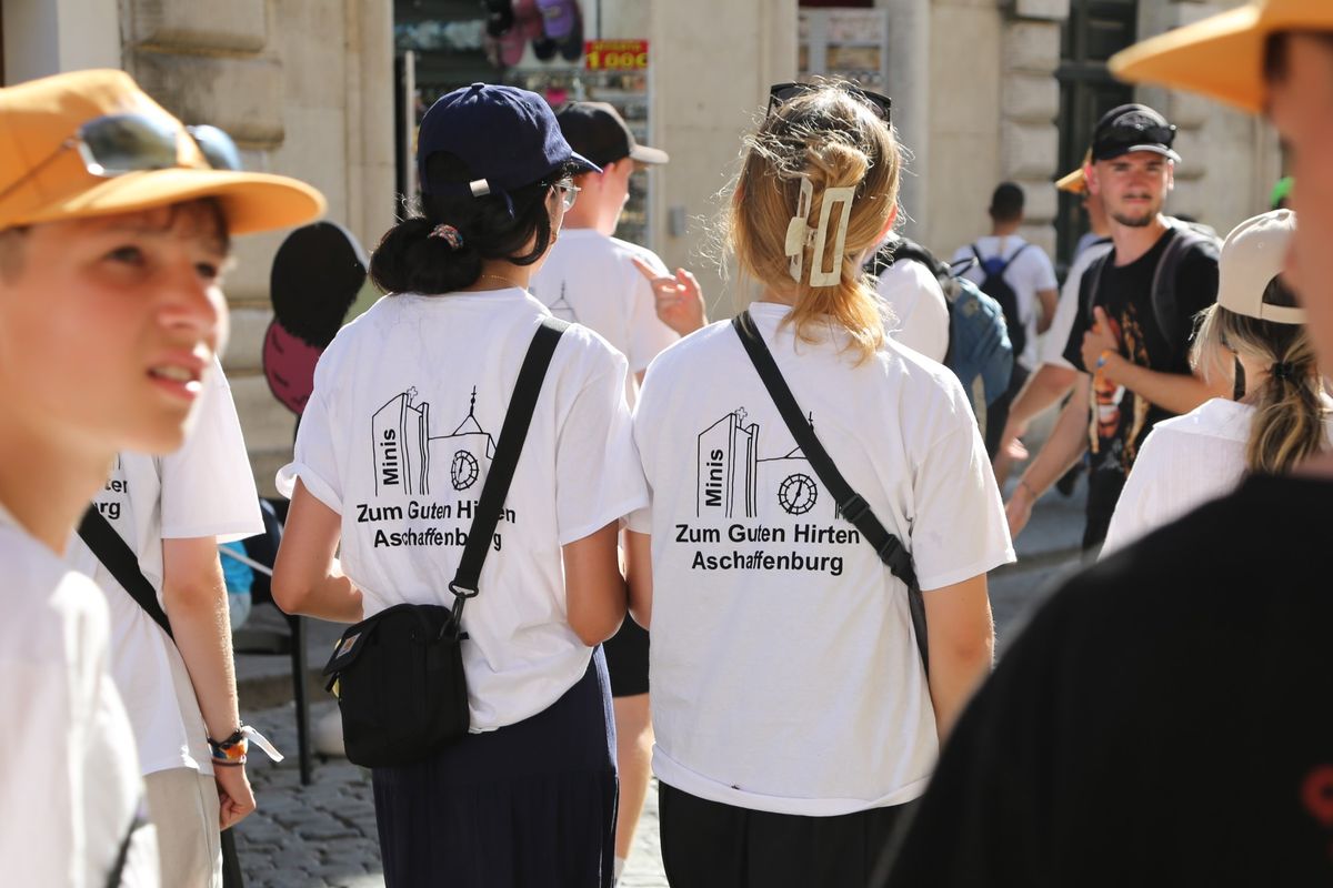 Die Ministrantinnen und Ministranten aus der Gemeinde "Zum Guten Hirten" Aschaffenburg tragen die neuen T-Shirts der Pfarrei. Die Ministrantinnen und Ministranten aus der Gemeinde "Zum Guten Hirten" Aschaffenburg tragen die neuen T-Shirts der Pfarrei.