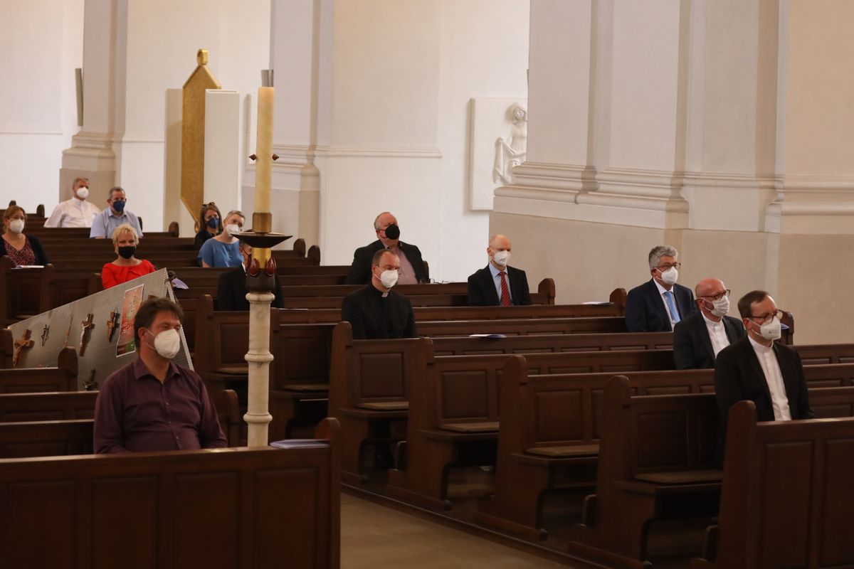 Bei einem feierlichen Gottesdienst in der Seminarkirche Sankt Michael in Würzburg mit Bischof Dr. Franz Jung am Montagabend, 26. Juli, sind Regens Stefan Michelberger und Subregens Stefan Fleischmann verabschiedet und Regens Peter Göttke offiziell begrüßt worden. 