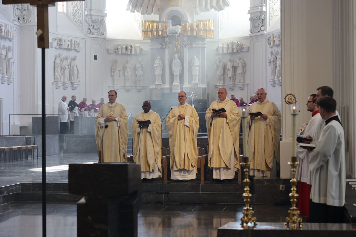 Weihbischof Paul Reder ist am Freitag, 10. Mai, offiziell in sein Amt als Dompropst eingeführt worden - zunächst in der Kapelle des Bischofshauses, dann bei einem Pontifikalgottesdienst im Kiliansdom. Dabei wurde besonders an Bischof em. Dr. Paul-Werner Scheele erinnert, der am 10. Mai 2019 starb.