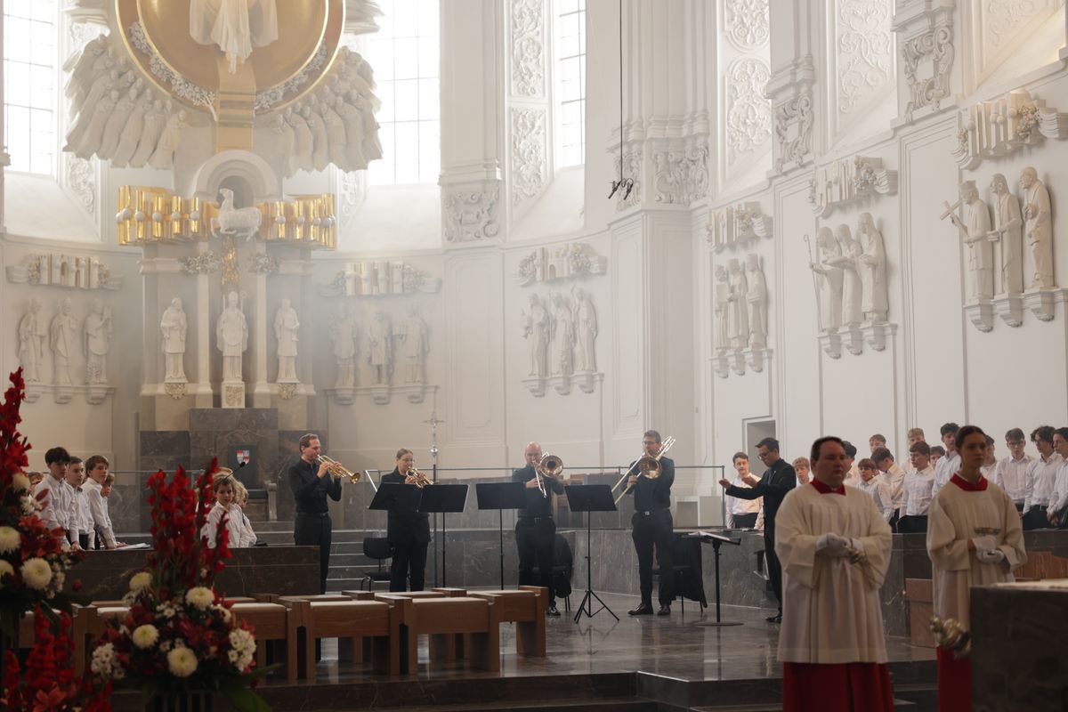 Mit einer Reliquienprozession von Sankt Burkard über die Alte Mainbrücke und einem Pontifikalgottesdienst im Kiliansdom ist am Sonntag, 6. Juli, die Kiliani-Wallfahrtswoche 2025 eröffnet worden.