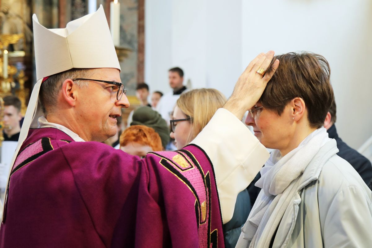Bei einer Feier im Neumünster ließ Bischof Dr. Franz Jung 20 Erwachsene zu Taufe, Firmung und Eucharistie zu sowie eine Bewerberin für die Erwachsenenfirmung.