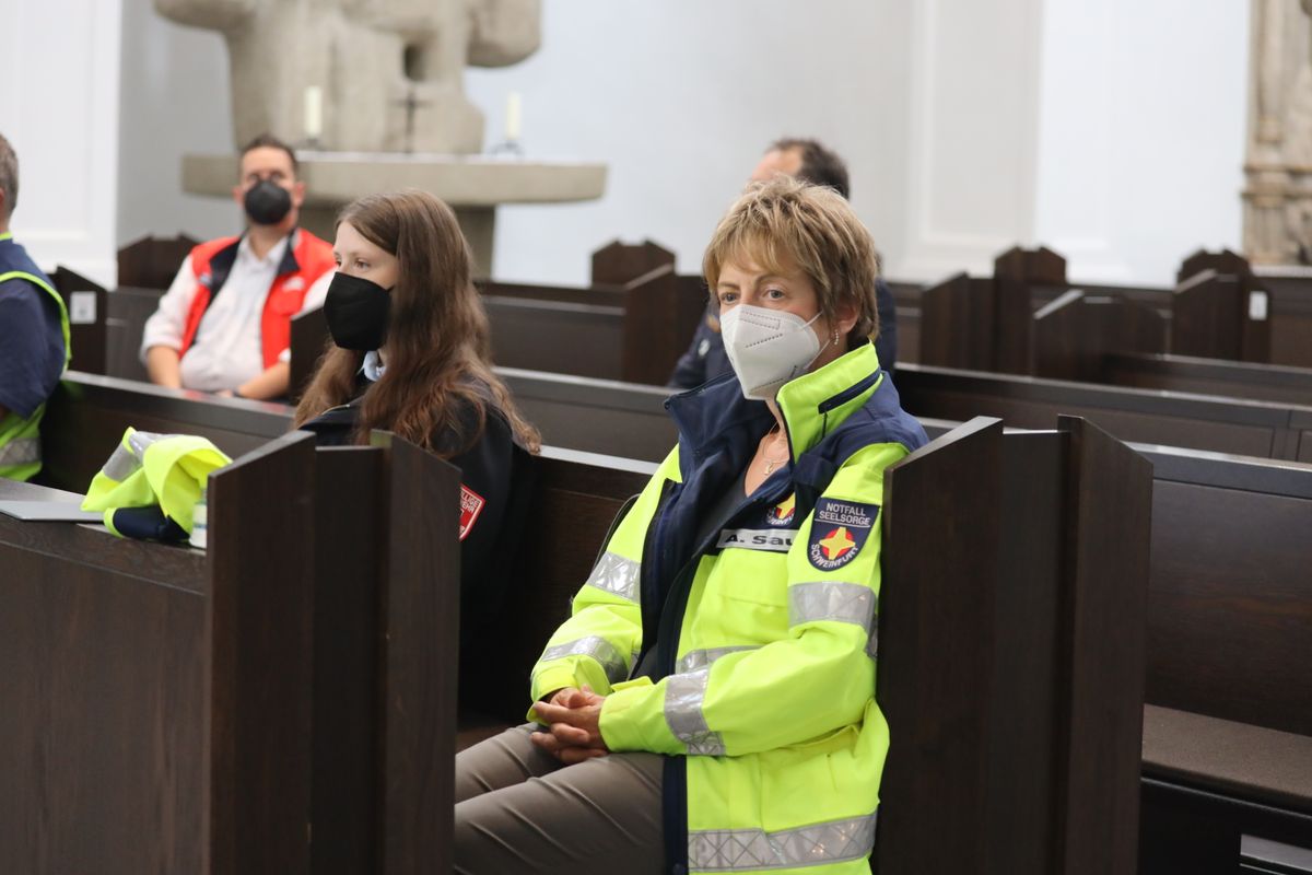 2821/0668 Blaulichtgottesdienst_28761 Weihbischof Ulrich Boom stand am Mittwochabend, 7. Juli, der Kiliani-Wort-Gottes-Feier für Polizei, Feuerwehr, Technisches Hilfswerk, Rettungsdienste und Notfallseelsorge im Kiliansdom vor.