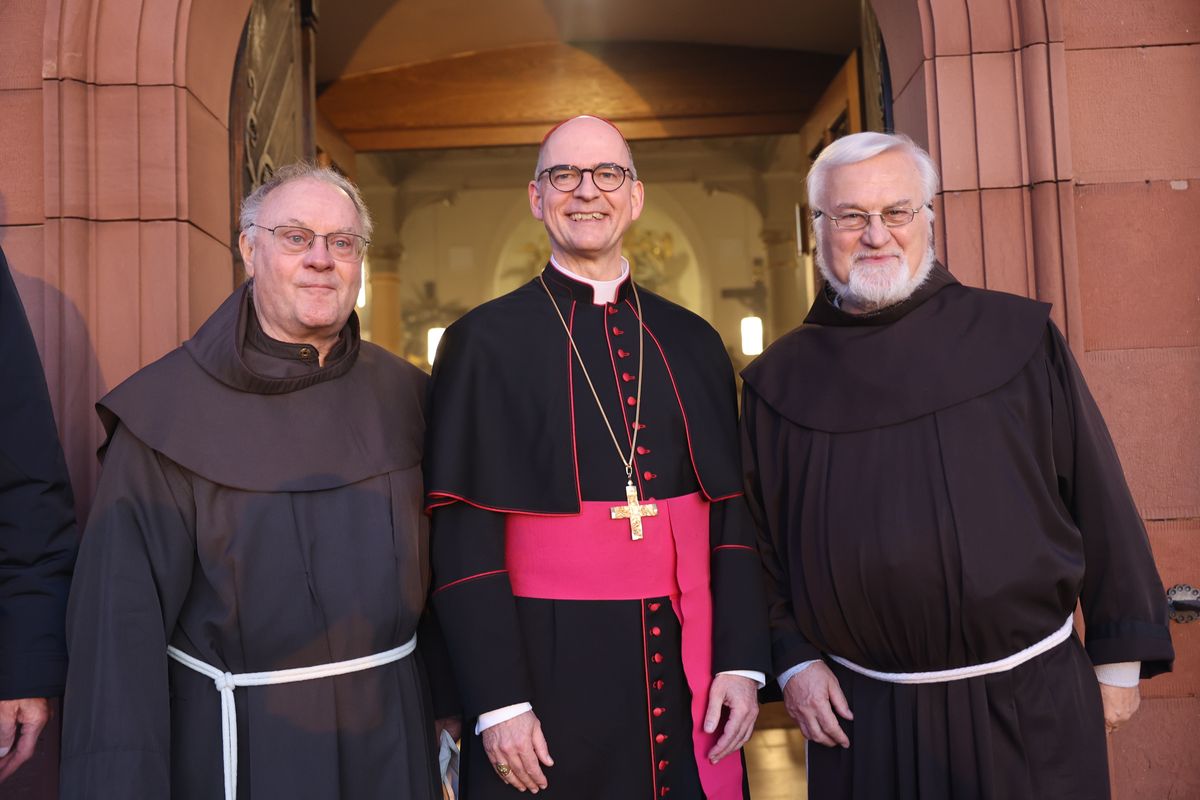 Bei einer Pontifikalmesse in der Klosterkirche auf dem Engelberg bei Großheubach hat Bischof Dr. Franz Jung zusammen mit Pater Jan Pelczarski, Generalsuperior der Oblaten des heiligen Josef aus Rom, am Sonntag, 3. November, offiziell die neue Niederlassung der Oblaten des heiligen Josef im Bistum Würzburg errichtet.