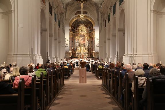 Im vergangenen Jahr war im Neumünster der Frauenchor "TonArt" zu hören. In diesem Jahr gibt es unter anderem ein Podium zum Thema "Heiliger Ort oder Boulderhalle?" zur Zukunft von Kirchengebäuden.