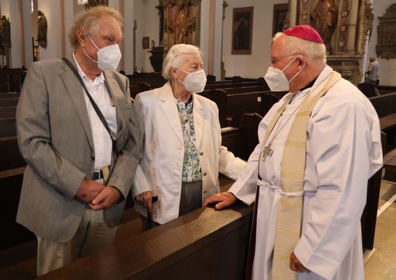 Das Ehepaar Peter und Agnes Wilpert, das auf 60 gemeinsame Ehejahre zurückblickt, kam eigens aus Ahaus, der nordrhein-westfälischen Heimat von Weihbischof Ulrich Boom, um den Gottesdienst mitzufeiern.