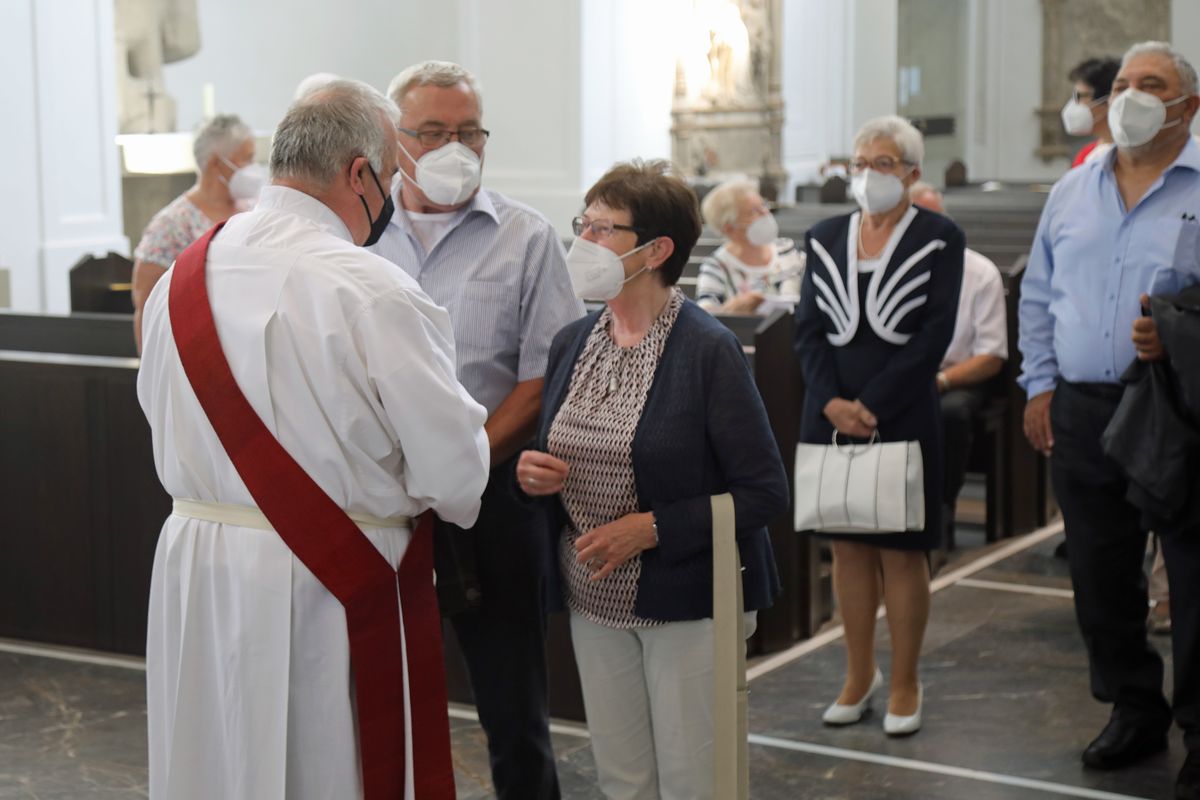 2621/0625 Gottesdienst für Ehejubilare mit Weihbischof Ulrich Boom am 29. Juni 2021_28093 Weihbischof Ulrich Boom feierte am Dienstagnachmittag, 29. Juni, einen Gottesdienst für Ehepaare, die 2020 oder 2021 ihr goldenes, diamantenes oder eisernes Ehejubiläum hatten. Im Anschluss konnten sich die Paare segnen lassen.