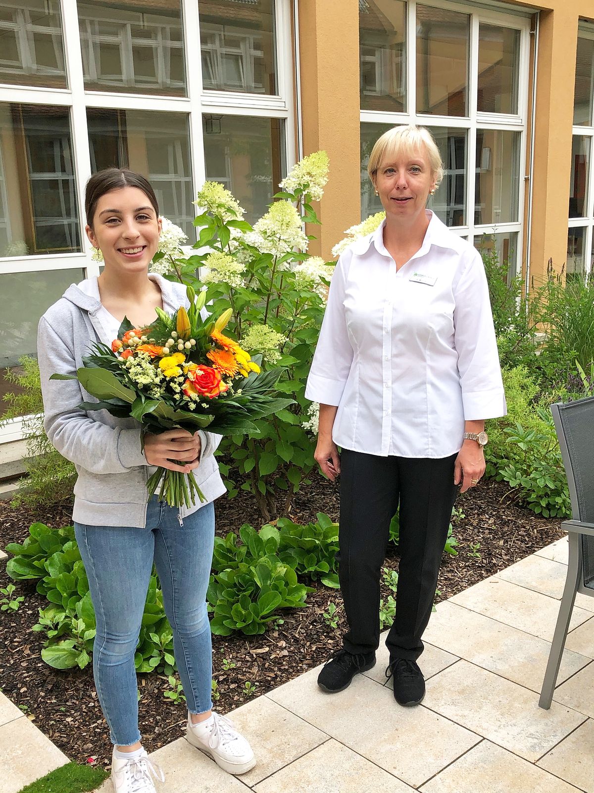 Gioia Contavalle (links) hat ihre Ausbildung als Hauswirtschafterin im Tagungszentrum Schmerlenbach abgeschlossen.  Neben ihr Ausbilderin Alexandra Büttner.
