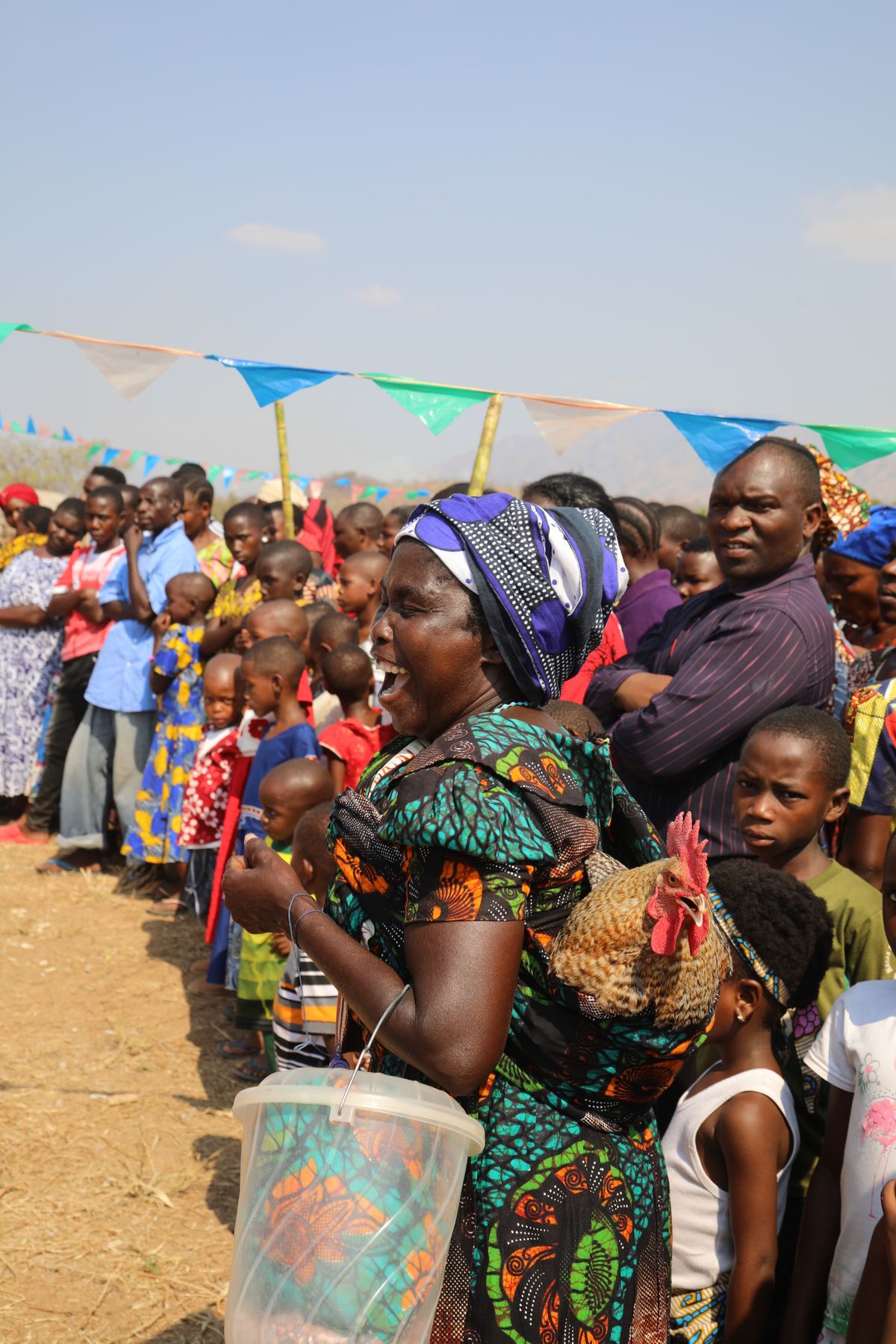 Bischof Dr. Franz Jung bekommt in Nkile mehrere Hühner geschenkt. Bischof Dr. Franz Jung bekommt in Nkile mehrere Hühner geschenkt.
