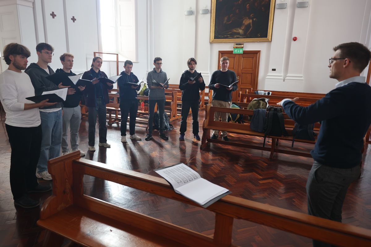 Probe der Jungen Herren unter der Leitung von Domkapellmeister Alexander Rüth (rechts).