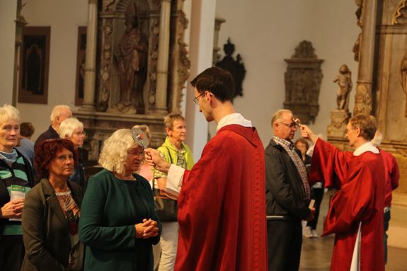 Pater Kilian Deppisch und Diakon Bernhard Elser spenden im Anschluss an den Gottesdienst den Einzelsegen.