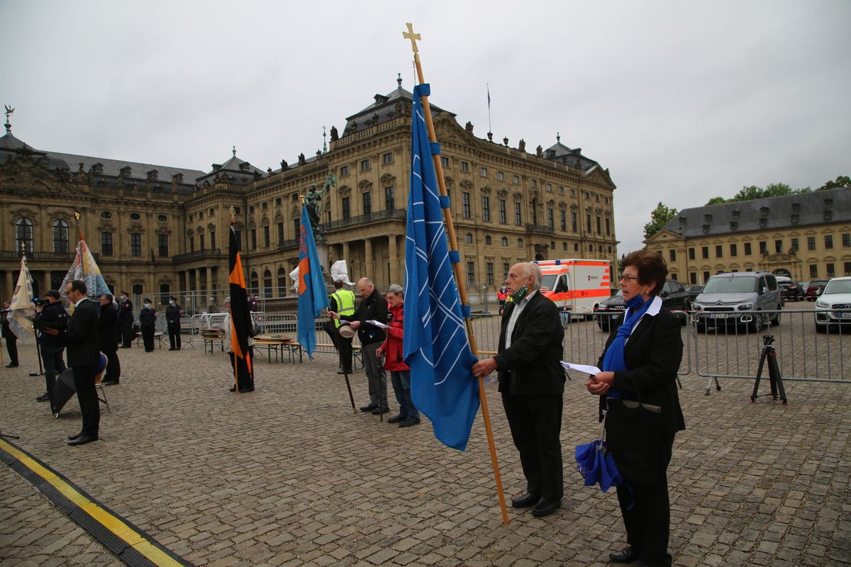 Weihbischof Ulrich Boom hat mit knapp 350 Besuchern auf dem Residenzplatz in Würzburg einen Freiluft-Gottesdienst zum Hochfest Fronleichnam gefeiert.