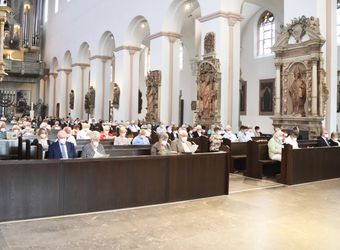 Bischof em. Dr. Friedhelm Hofmann feierte am Mittwochvormittag, 23. Juni, im Kiliansdom einen Pontifikalgottesdienst für Ehejubilare, die in den Jahren 2020 und 2021 auf 50, 60 oder 65 gemeinsame Jahre zurückblicken.