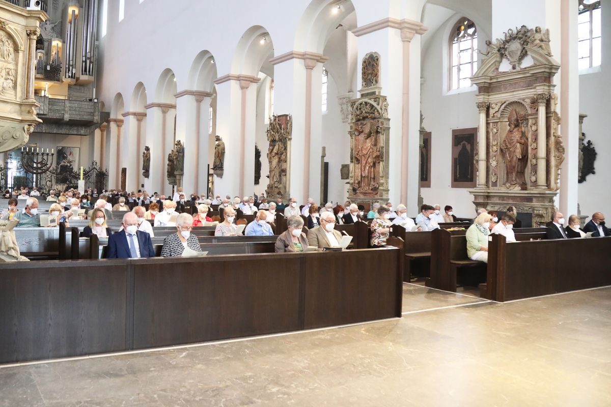 Bischof em. Dr. Friedhelm Hofmann feierte am Mittwochvormittag, 23. Juni, im Kiliansdom einen Pontifikalgottesdienst für Ehejubilare, die in den Jahren 2020 und 2021 auf 50, 60 oder 65 gemeinsame Jahre zurückblicken. Bischof em. Dr. Friedhelm Hofmann feierte am Mittwochvormittag, 23. Juni, im Kiliansdom einen Pontifikalgottesdienst für Ehejubilare, die in den Jahren 2020 und 2021 auf 50, 60 oder 65 gemeinsame Jahre zurückblicken.