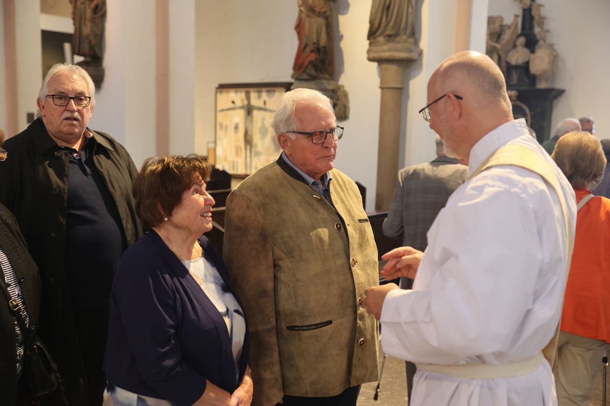 Seelsorgerinnen und Seelsorger spendeten nach dem Gottesdienst den Jubelpaaren individuell den Segen. 