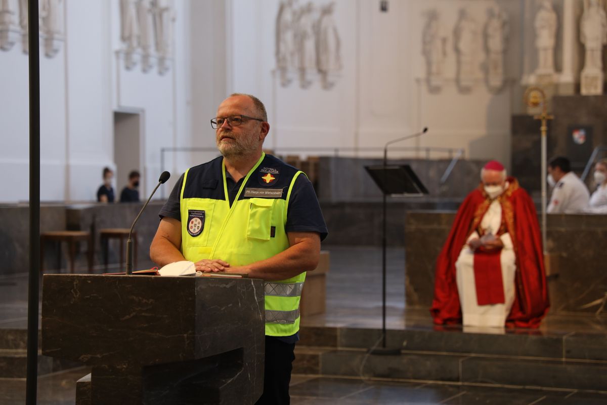 2821/0668 Blaulichtgottesdienst_28772 Weihbischof Ulrich Boom stand am Mittwochabend, 7. Juli, der Kiliani-Wort-Gottes-Feier für Polizei, Feuerwehr, Technisches Hilfswerk, Rettungsdienste und Notfallseelsorge im Kiliansdom vor.