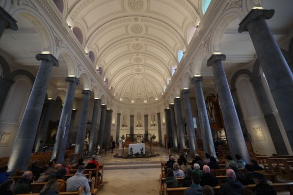 Bischof Dr. Franz Jung feierte am Festtag des heiligen Franziskus in der Kathedrale des heiligen Mél in Longford einen Gottesdienst. Im Anschluss lud die Pfarrei zum Kaffee in das Untergeschoss ein.