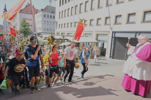 Dompfarrer Stefan Gessner empfing die Wallfahrer am Eingang des Doms.