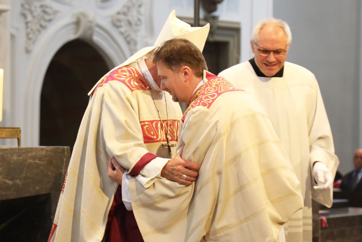 Bei einem Pontifikalgottesdienst am Samstag, 17. Oktober, hat Weihbischof Ulrich Boom im Würzburger Kiliansdom Uwe Becker zum Ständigen Diakon geweiht.