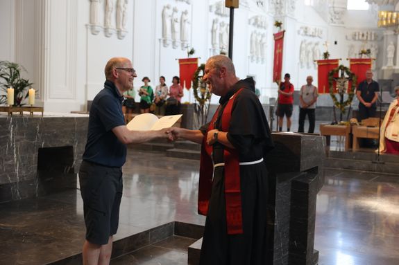 Bischof Dr. Franz Jung (links) überreichte Pater Maximilian Bauer die Entpflichtungsurkunde vom Amt des Präses der Kreuzbruderschaft.