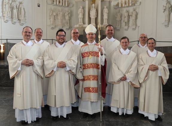 BIschof Dr. Franz Jung (Mitte) hat am Samstag , 20. Oktober, acht Männer zu ständigen Diakonen geweiht. Von links: Bernhard Konz, Frank Rüttiger, Thomas Prapolinat, Oliver Kirchner, Stephan Kleinhenz, Florian Grimm, Waldemar Mützel und Roberto Garcia Arenillas.