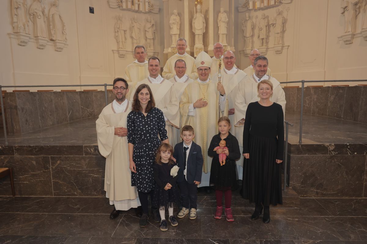 Bei einem Pontifikalgottesdienst am Samstag, 27. September, weihte Weihbischof Paul Reder drei Männer im Würzburger Kiliansdom zu Diakonen.