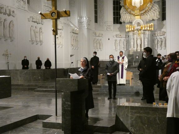 Bei den Fürbitten wurde unter anderem für die von Gewalt und Flucht betroffenen Menschen gebetet.