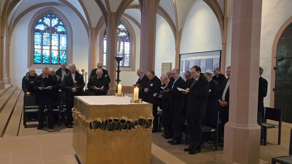 In der Sepultur des Kiliansdoms beteten die Domkapitel aus Würzburg und Erfurt gemeinsam die Vesper.  In der Sepultur des Kiliansdoms beteten die Domkapitel aus Würzburg und Erfurt gemeinsam die Vesper.