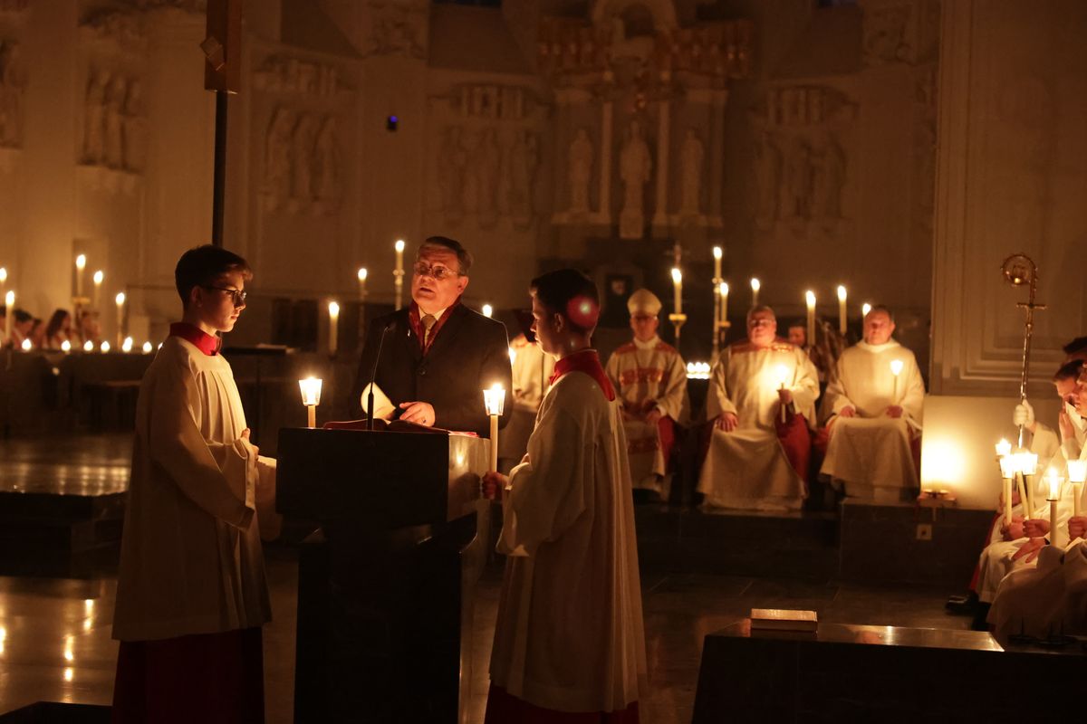 Bischof Dr. Franz Jung feierte am Samstag, 19. April, im Würzburger Kiliansdom die Osternacht. 