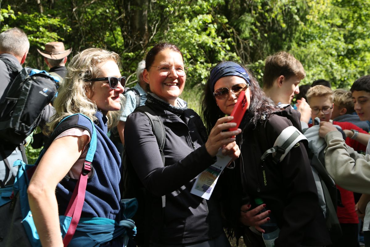 Fast 400 Gläubige haben an der Ökumenischen Kreuzbergwallfahrt mit Bischof Jung und Regionalbischöfin Bornowski teilgenommen.  Fast 400 Gläubige haben an der Ökumenischen Kreuzbergwallfahrt mit Bischof Jung und Regionalbischöfin Bornowski teilgenommen.