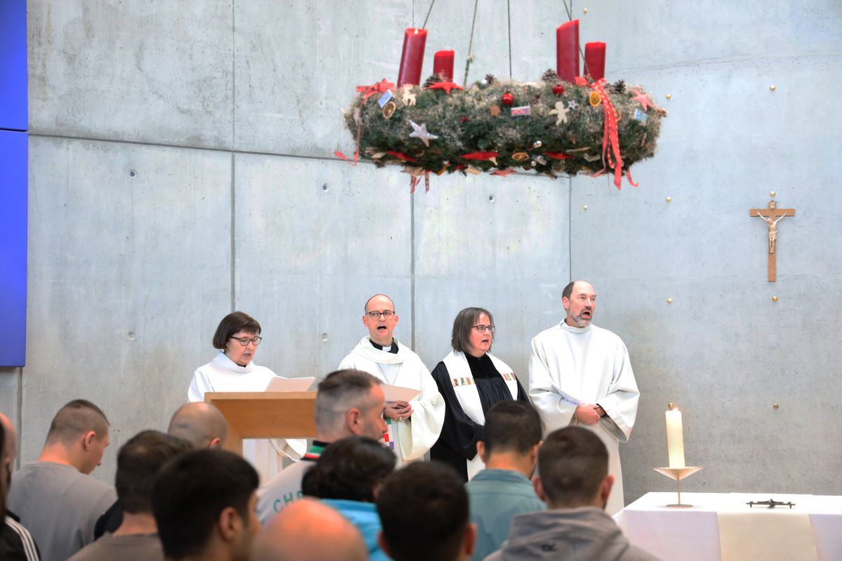 Am Montagnachmittag, 23. Dezember, hat Bischof Dr. Franz Jung (2. von links) mit Gefangenen und Mitarbeitern  in der Justizvollzugsanstalt Würzburg einen ökumenischen Gottesdienst gefeiert. Am Montagnachmittag, 23. Dezember, hat Bischof Dr. Franz Jung (2. von links) mit Gefangenen und Mitarbeitern  in der Justizvollzugsanstalt Würzburg einen ökumenischen Gottesdienst gefeiert.