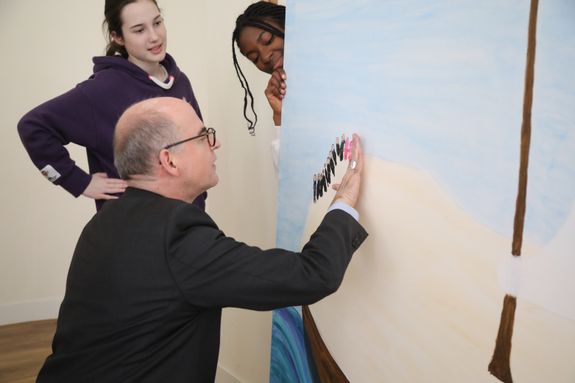 1525/0353 Bischof Jung besucht Sankt-Ursula-Schule_57003