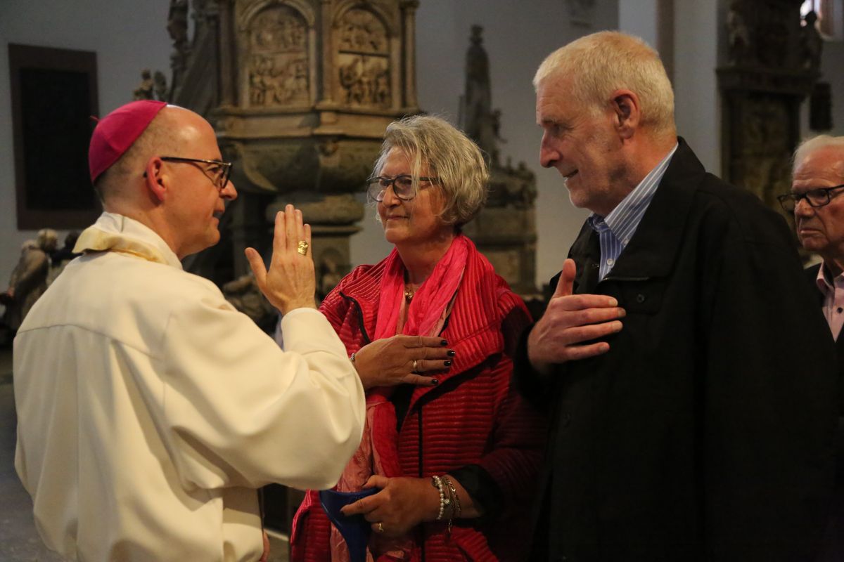 Bischof Dr. Franz Jung hat am Donnerstagnachmittag, 4. Juli, mit etwa 320 Paaren im Kiliansdom ihr goldenes oder diamantenes Ehejubiläum gefeiert.