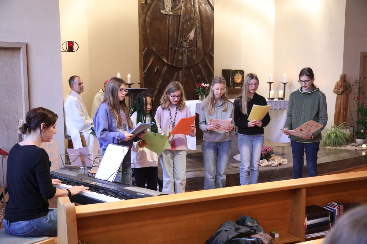 Mit den Schülerinnen feierte Bischof Dr. Franz Jung eine Morgenandacht in der Schulkapelle.  Mit den Schülerinnen feierte Bischof Dr. Franz Jung eine Morgenandacht in der Schulkapelle.