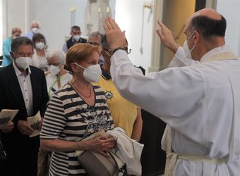 Bischof em. Dr. Friedhelm Hofmann feierte am Freitagnachmittag, 25. Juni, einen Dankgottesdienst mit Ehepaaren, die seit 50, 60 oder 65 Jahren verheiratet sind. Anschließend spendeten der Bischof sowie weitere Priester und Diakone den Jubilaren mit Abstand den Segen.