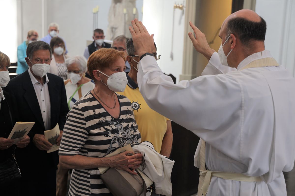 Bischof em. Dr. Friedhelm Hofmann feierte am Freitagnachmittag, 25. Juni, einen Dankgottesdienst mit Ehepaaren, die seit 50, 60 oder 65 Jahren verheiratet sind. Anschließend spendeten der Bischof sowie weitere Priester und Diakone den Jubilaren mit Abstand den Segen.