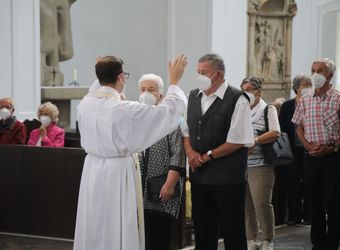 Bischof Dr. Franz Jung segnete nach dem Gottesdienst die Ehejubilare.