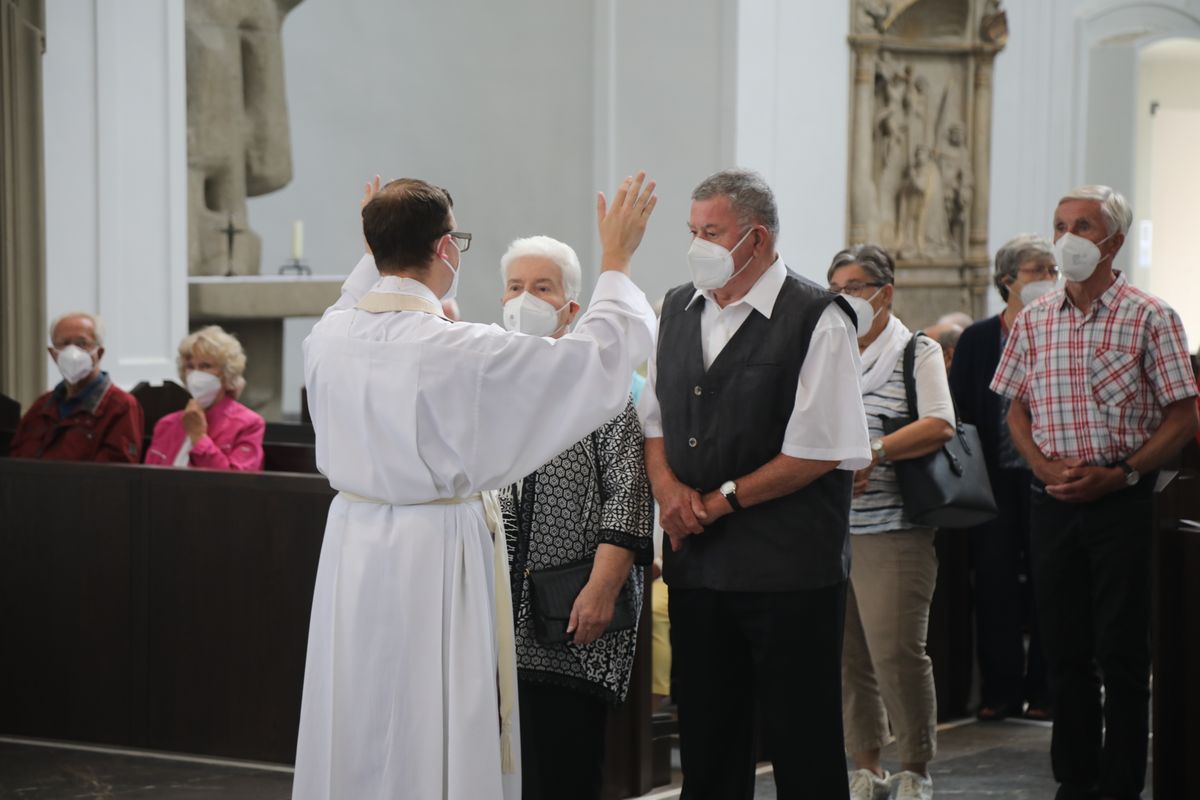 2721/0630_Ehejubilare mit Bischof Franz Jung_28157 Bischof Dr. Franz Jung segnete nach dem Gottesdienst die Ehejubilare.