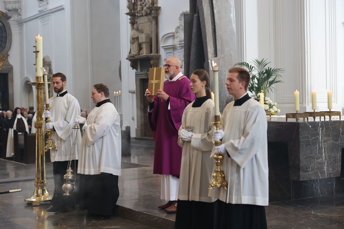 Bischof Dr. Franz Jung feierte am Samstag, 12. Oktober, im Würzburger KIliansdom ein Pontifikalrequiem für Weihbischof em. Helmut Bauer. Die anschließende Beisetzung leitete Dompropst Weihbischof Paul Reder.