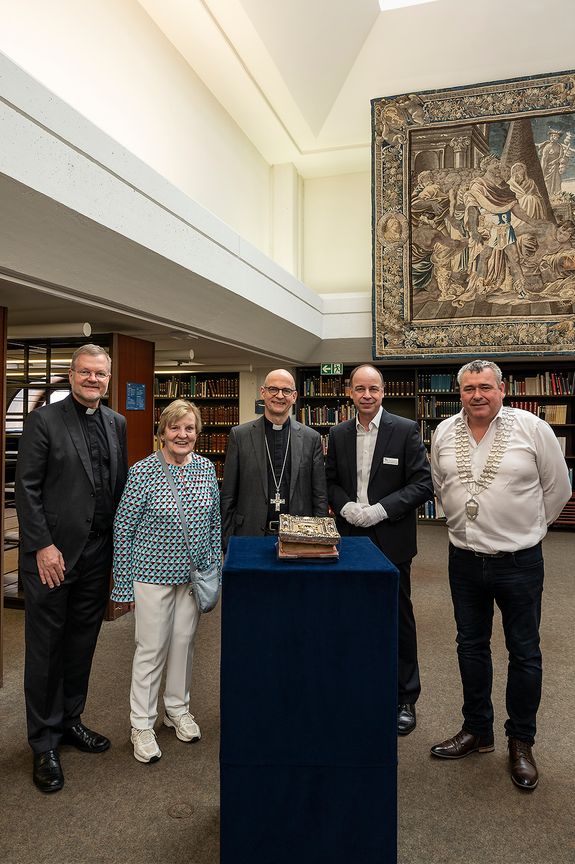 In der Universitätsbibliothek bekamen Bischof Dr. Franz Jung und eine Delegation aus Irland wertvolle Handschriften mit Irlandbezug von Einrichtungsleiter Dr. Hans-Günter Schmidt gezeigt. In der Universitätsbibliothek bekamen Bischof Dr. Franz Jung und eine Delegation aus Irland wertvolle Handschriften mit Irlandbezug von Einrichtungsleiter Dr. Hans-Günter Schmidt gezeigt.