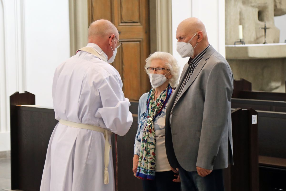 	 Weihbischof Ulrich Boom feierte am Mittwochnachmittag, 30. Juni, einen Gottesdienst für Ehepaare, die 2020 oder 2021 ihr goldenes, diamantenes oder eisernes Ehejubiläum hatten. Im Anschluss konnten sich die Paare segnen lassen.