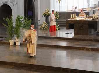 Im Anschluss an den Ehejubilarsgottesdienst mit Weihbischof Ulrich Boom am Freitagvormittag, 2. Juli, konnten sich die Paare von ihm und weiteren Priestern und Diakonen segnen lassen.