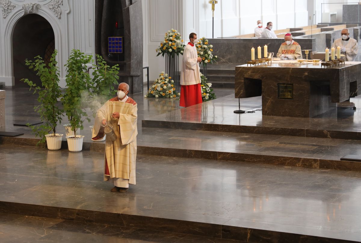 2721/0646 Ehejubilare Freitag, 2- Juli vormittags WB Boom_28430 Im Anschluss an den Ehejubilarsgottesdienst mit Weihbischof Ulrich Boom am Freitagvormittag, 2. Juli, konnten sich die Paare von ihm und weiteren Priestern und Diakonen segnen lassen.