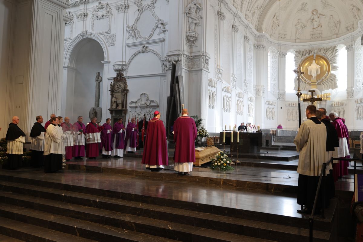 Bischof Dr. Franz Jung feierte am Samstag, 12. Oktober, im Würzburger KIliansdom ein Pontifikalrequiem für Weihbischof em. Helmut Bauer. Die anschließende Beisetzung leitete Dompropst Weihbischof Paul Reder.