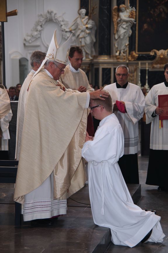 Diakonenweihe im Kiliansdom in Würzburg am 28. September 2013. Bischof Dr. Friedhelm Hofmann weiht Simon A. Schrott (Großwallstadt) zum Diakon.