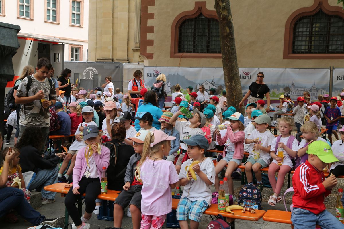 Rund 900 Kindergartenkinder haben am Freitag, 11. Juli, einen Gottesdienst mit Bischof Dr. Franz Jung in der Kirche Sankt Burkard gefeiert. Im Anschluss zogen sie über die Alte Mainbrücke in den Kiliansdom. 